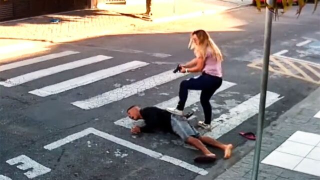 В Бразилии женщина-полицейский, которая гуляла с ребенком, застрелила напавшего на нее грабителя