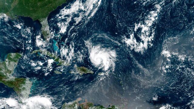Ураган, который движется на Флориду, усилился до 4-й категории опасности