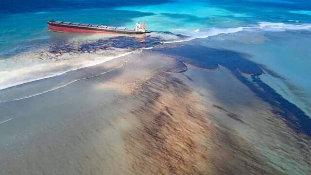 На Маврикии объявили ЧС после утечки топлива из севшего на мель судна