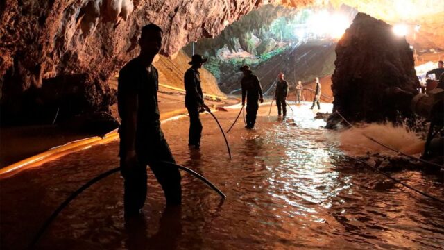 В Таиланде умер один из водолазов, который спас подростков из затопленной пещеры