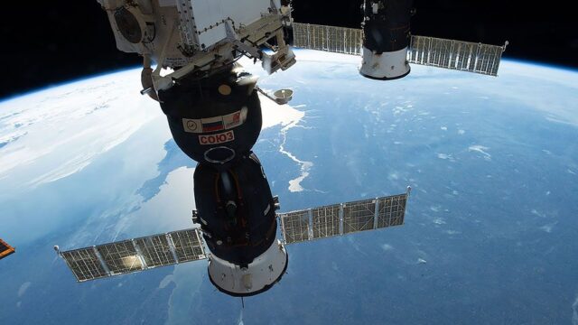 Космонавты за бортом МКС исследовали отверстие в корабле «Союз»