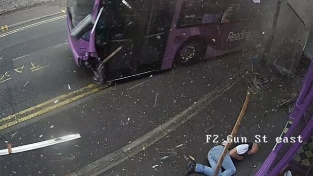В Англии автобус сбил мужчину. Тот встал и зашел в бар