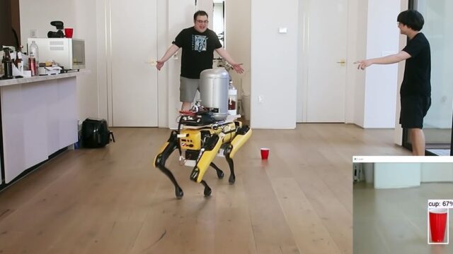 Будущее алкоголизма: Робота Boston Dynamics научили писать пивом в стаканчик