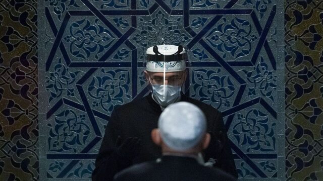 В Московской соборной мечети провели первый намаз после смягчения карантина: фотогалерея