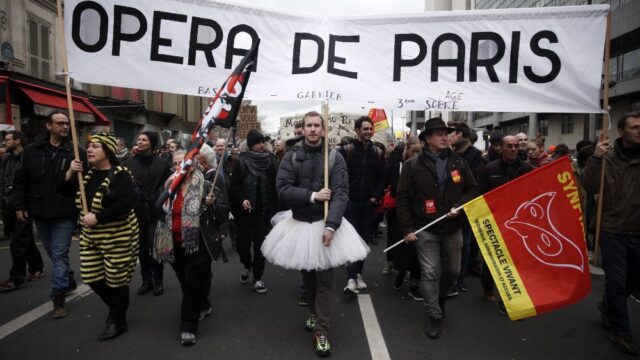 В Париже балерины станцевали у Оперы Гарнье в знак протеста против пенсионной реформы