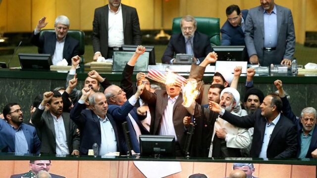 В парламенте Ирана сожгли флаг США из-за решения Трампа по ядерной сделке