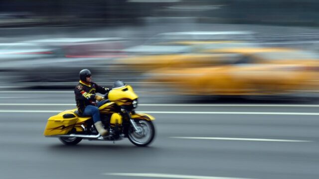 В Госдуме предложили запретить мотоциклистам маневры между рядами. Но, кажется, на этом далеко не уехать…