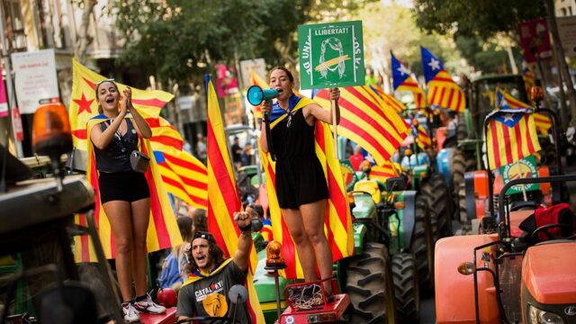 Сторонники независимости Каталонии провели в регионе «тракторный марш»