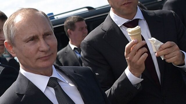 Путин на авиасалоне угостил министров мороженым
