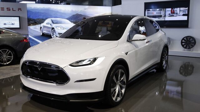 Tesla отзывает 11 тысяч Model X из-за неисправности задних сидений