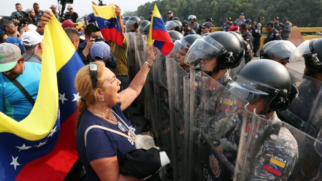 Почти 300 человек пострадали после столкновений на границе Венесуэлы с Колумбией, есть погибшие