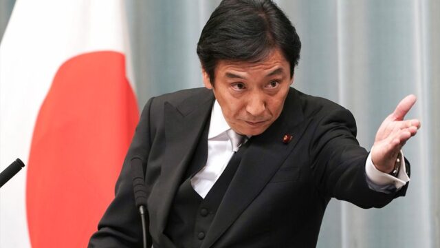 В Японии ушел в отставку министр, которого обвиняли в подкупе избирателей дынями и морепродуктами