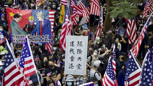 Китай ввел санкции против США после закона о демократии в Гонконге