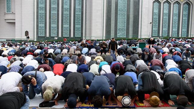 В Москве мусульмане отметили начало Курбан-байрама: фоторепортаж