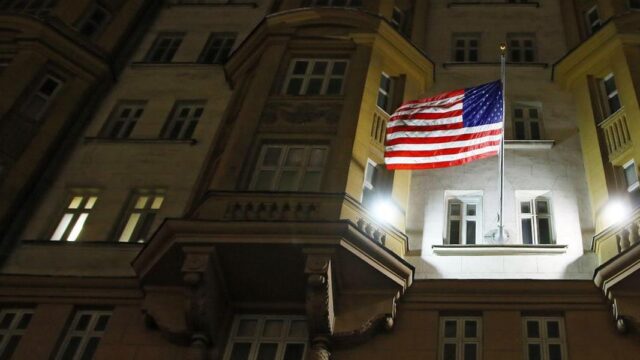 Экс-сотрудника посольства США заподозрили в сбыте наркотиков московским школьникам