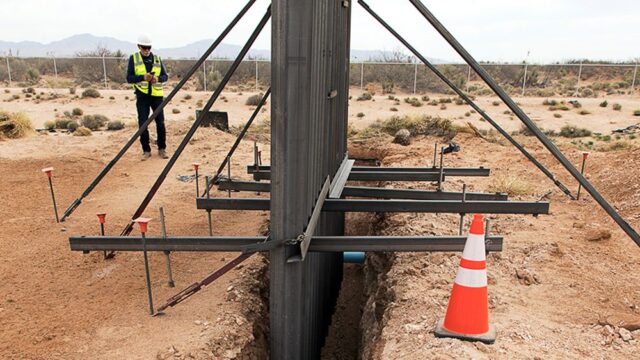Минобороны США заключило контракты на строительство стены на границе с Мексикой почти на $1 млрд