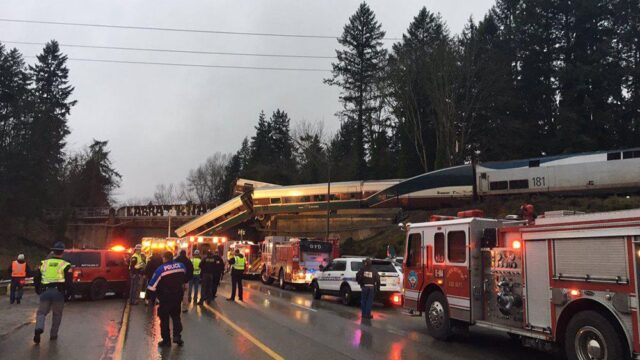 В штате Вашингтон при падении пассажирского поезда с моста погибли несколько человек