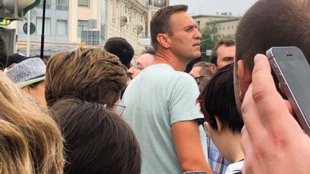 Навальный сообщил, что полиция приписала ему организацию марша в центре Москвы в поддержку Голунова