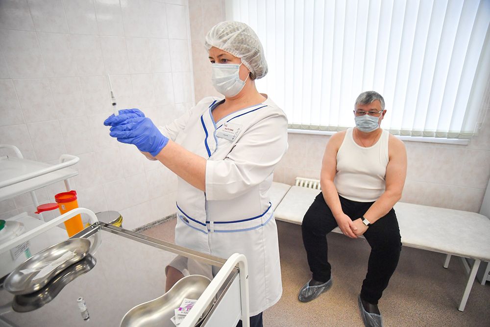 В Москве началась вакцинация от коронавируса для людей из групп риска