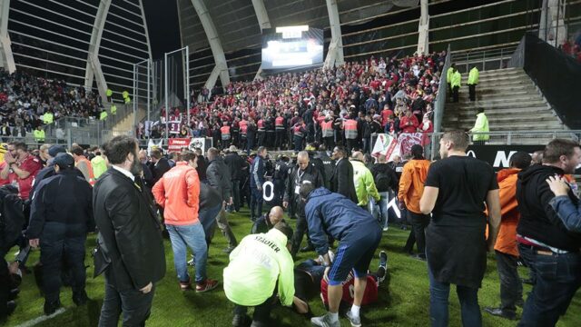 На футбольном матче в Амьене болельщики упали с трибун. 29 человек пострадали