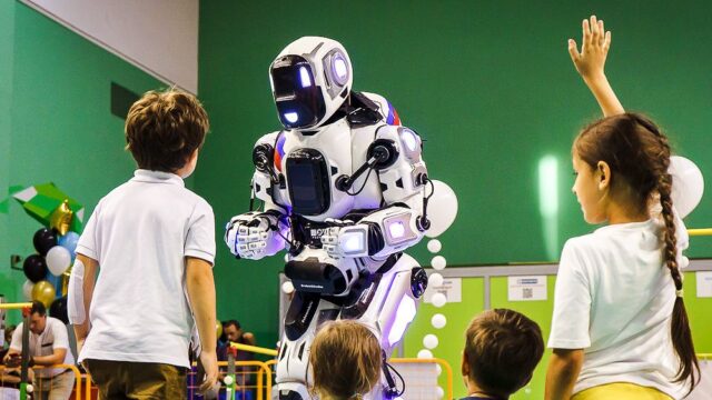 «Россия 24» рассказала о «самом современном роботе», которым оказался человек в костюме