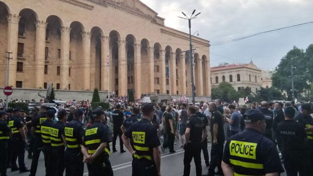 В Грузии тысячи людей вышли на акцию протеста после визита российских депутатов