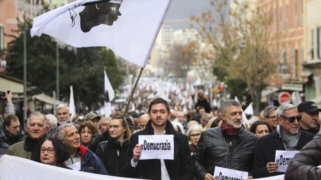 На Корсике тысячи людей вышли на марш за широкую автономию