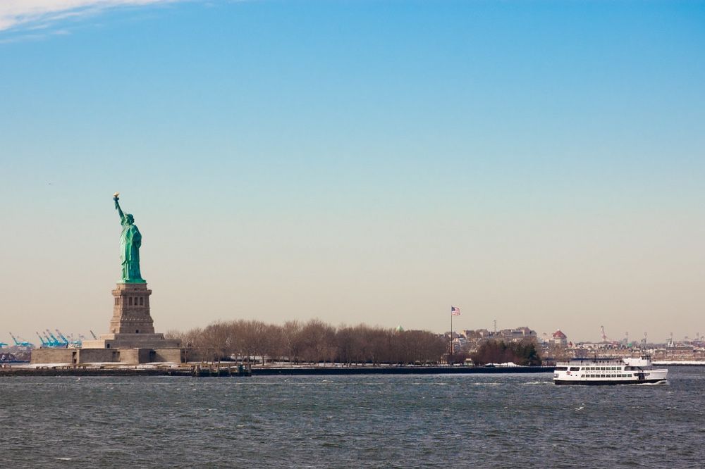 Власти США закрыли доступ туристическим группам на Статую Свободы и в Музей иммиграции