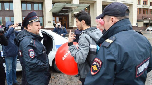 В Москве задержали 32 волонтера штаба Навального
