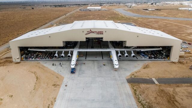 Самый большой самолет в мире впервые поднялся в воздух