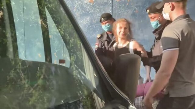 Полиция в Москве задержала троих участников Pussy Riot