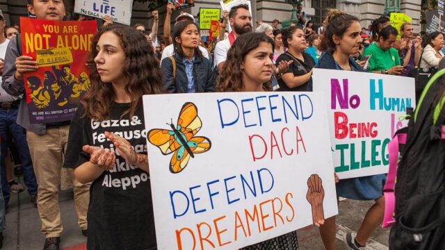 Суд запретил администрации Трампа отменить программу защиты молодых мигрантов