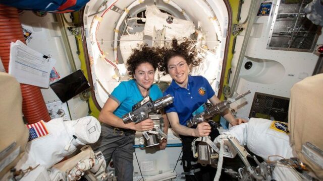Впервые групповой выход в открытый космос совершила полностью женская команда