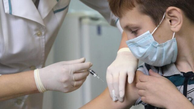 Минздрав внес вакцинацию подростков от коронавируса в календарь прививок