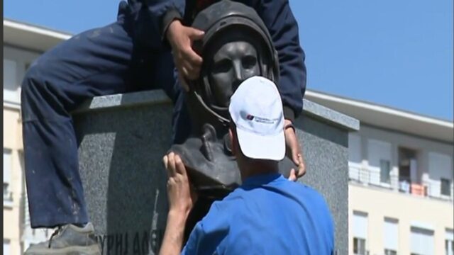 В Белграде демонтировали памятник Гагарину, который высмеяли в соцсетях