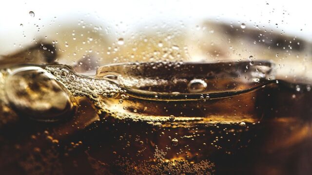 Сингапур первым в мире запретит рекламу напитков с высоким содержанием сахара