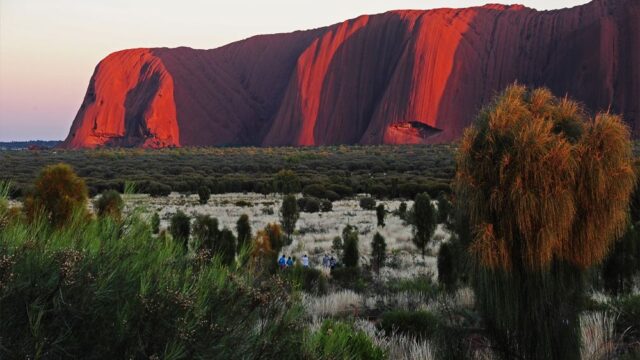 Туристов последний раз пустили на священную скалу Улуру в Австралии: фотогалерея