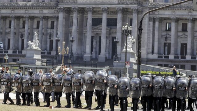Десятки человек пострадали во время уличных протестов в Буэнос-Айресе