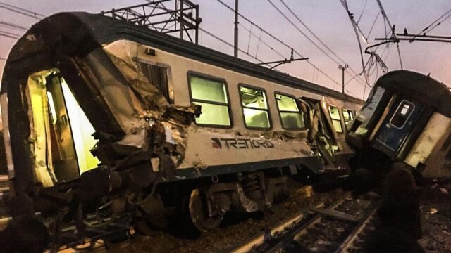 В Италии пригородный поезд сошел с рельсов, есть погибшие