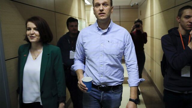 «Чертов 2020 год. Навального отравили»: что говорят про госпитализацию оппозиционного политика