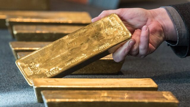 Bloomberg: Россия стала покупать значительно больше золота перед новыми санкциями