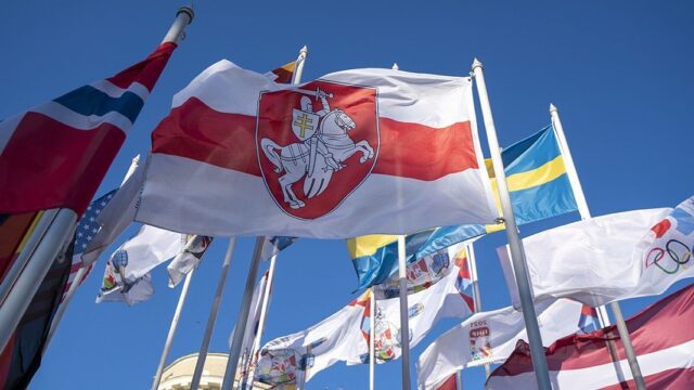 Беларусь и Латвия объявили о высылке послов после замены флага в Риге
