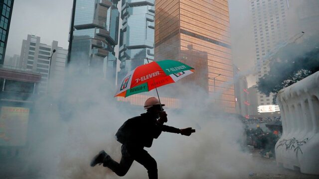 «Китайские газовые гранаты прожигают асфальт». Сергей Морозов — об изнанке протестов в Гонконге