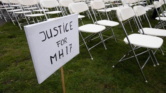 Родственники погибших на рейсе MH17 устроили акцию протеста у российского посольства в Гааге