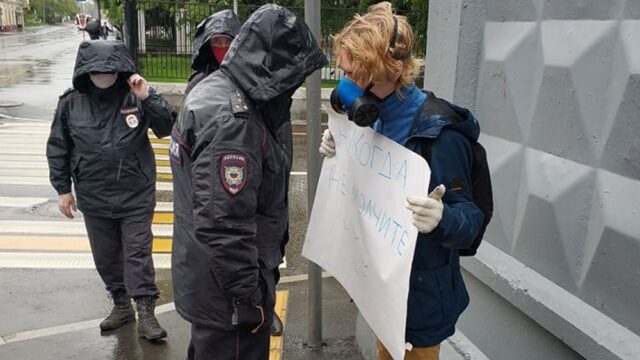 В Москве на одиночных пикетах задержали адвокатов