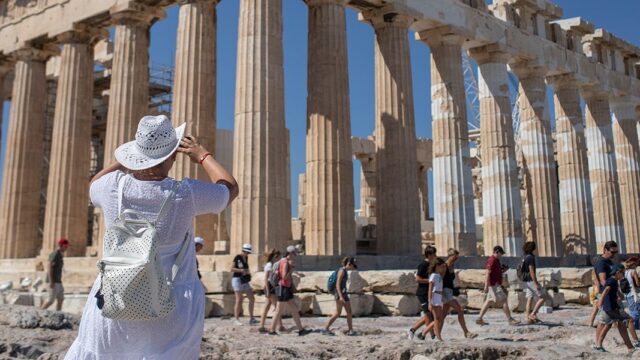 Греция разрешит въезд российским туристам в мае на определенных условиях