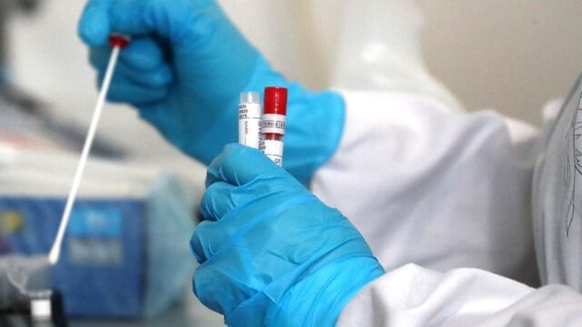 Ученые назвали новые опасности, которые таит в себе штамм коронавируса «омикрон»