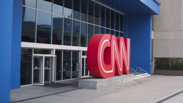 Трое журналистов уволились с CNN из-за удаленной статьи о помощнике Трампа