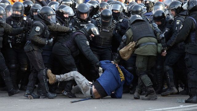 В Киеве у Верховной Рады произошли столкновения полиции с митингующими