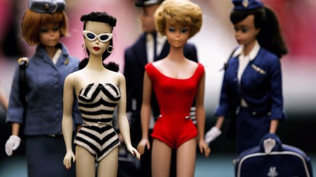 Почтенный возраст: как мода и политкорректность за 60 лет изменили самую популярную куклу в мире